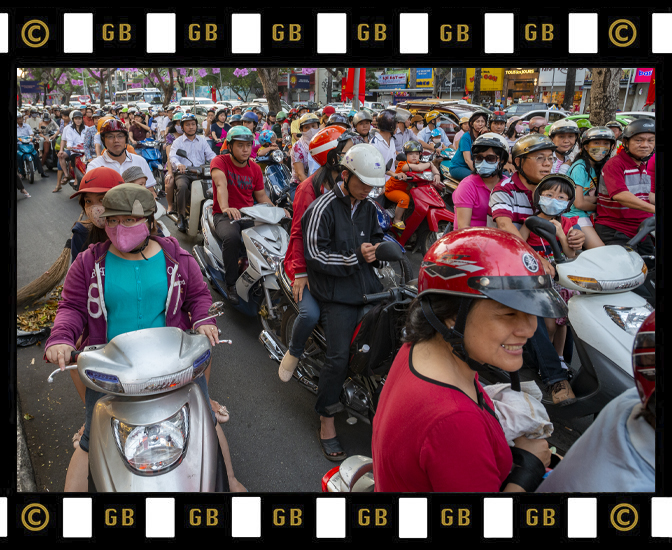 Une foule bigarrée de scooters dans Saïgon