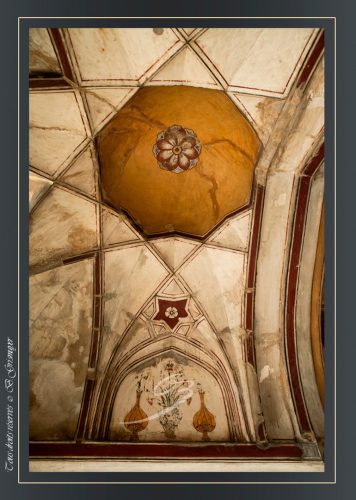 Plafond peint avec incrustation 