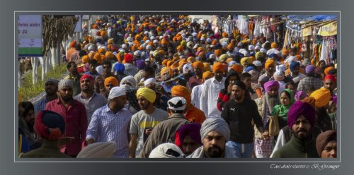 Foule arrivant au pèlerinage du Kalcha