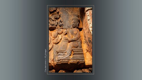 23-Banteay-Srei-Tambourinaire-animant-la-danse-de-Shiva
