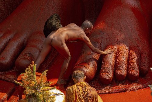 Moine Diganbara (vêtu de 'ciel') avec son 'picchi' (sorte de plumeau traditionnel)