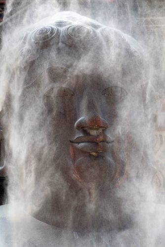 Versement de l'onction sur le visage de la statue