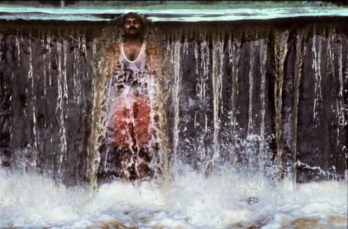 Bisheka-sous-une-cascade-Kumbh-Mela-Nasik