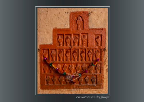 015-JODHPUR-les-empreintes-de-mains-sculptees-sur-deux-plaques-rappelant-les-satis-des-princesses-Rathores