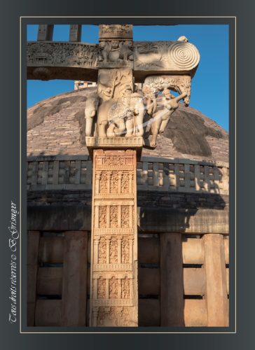 161-Yakshi-du-Torana-Est-SANCHI-.Les-six-cieux-inferieurs-des-dieuxjpg