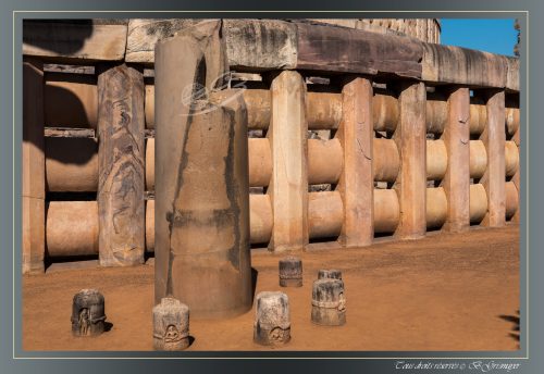 186-STUPA-N°1SANCHI-Restes-du-pilier-dAshokan-en-pierre-polie-a-droite-de-la-porte-sud-avec-son-edit
