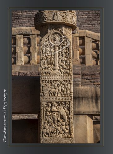 196-DETAILS-Bas-Le-cortege-de-Mara-Milieu-Procession-du-roi-Ashoka-sur-son-char-Haut-dharmachakra-
