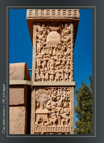 199-DETAILS-TORANAS-SANCHI-Des-etrangers-font-une-dedicace-a-la-porte-sud-du-Grand-Stupa-