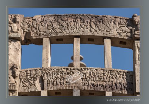210-TORANA-SUD-larchitrave-inferieure-de-Ashoka-visitant-le-stupa-de-RamagramaSANCHI