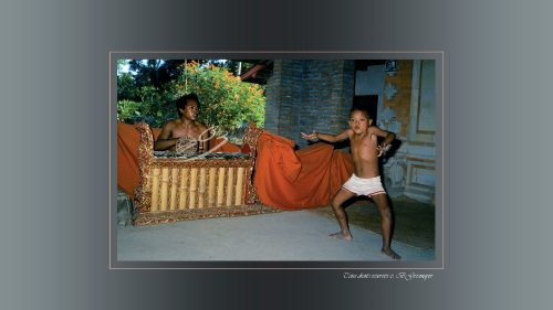 Ida Made Djimat avec son fils