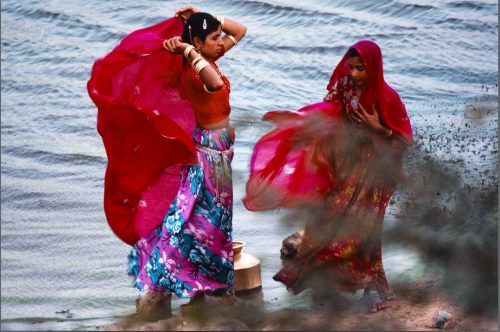 Femmes allant chercher de l'eau à la rivière